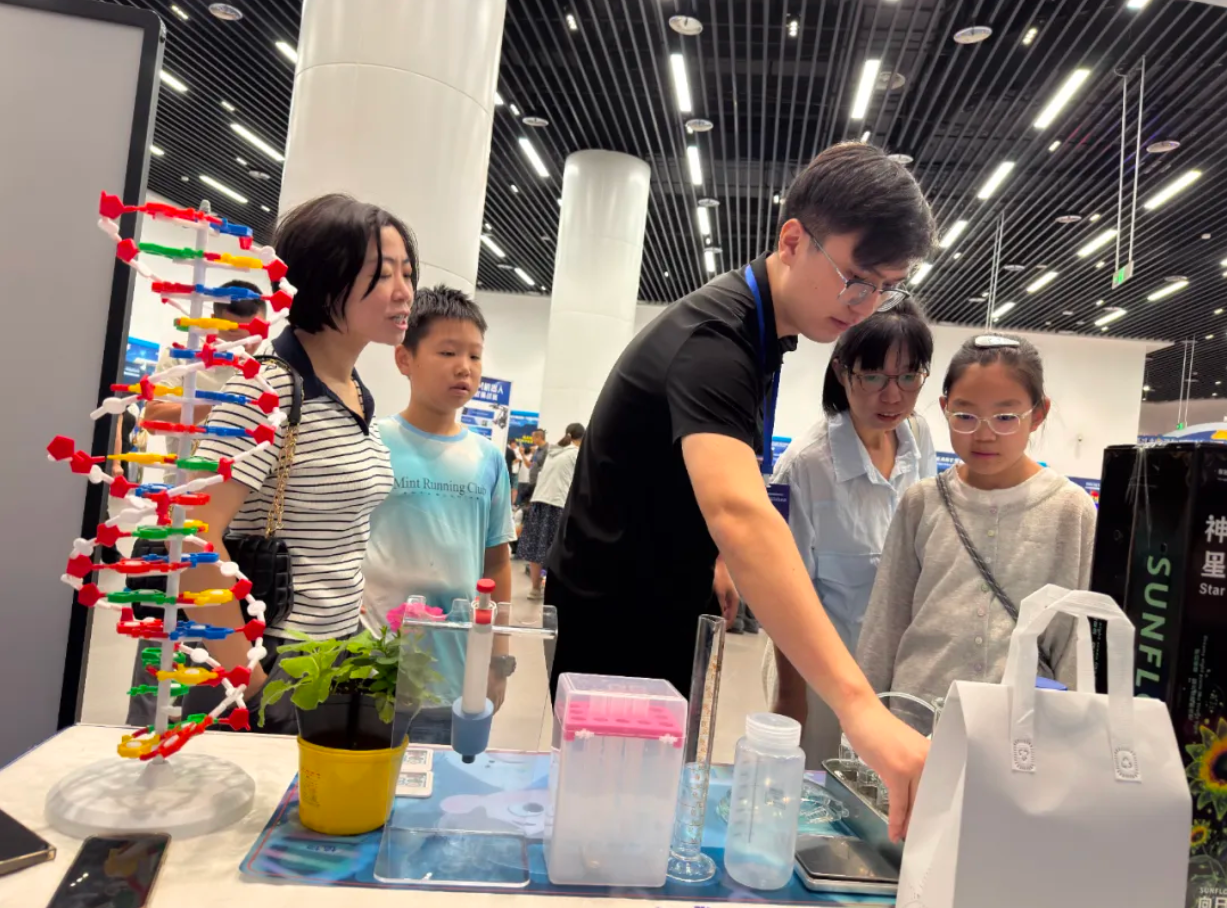 引爆关注！神笔“发光生物探索”研学课成全国科普月焦点！